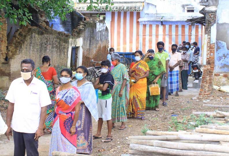 ரேஷன் கடைகளில் 2-வது நாளாக கொரோனா நிவாரண நிதி- நீண்ட வரிசையில் நின்று வாங்கிச் சென்ற பொதுமக்கள்