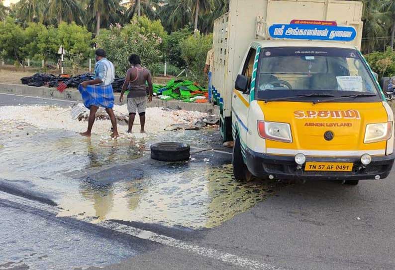 தலைவாசல் அருகே சரக்கு வேன் கவிழ்ந்து 6 ஆயிரம் முட்டைகள் உடைந்து நாசம்