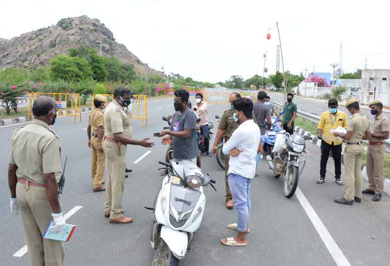 வேலூர் மாவட்டத்தில் முழு ஊரடங்கால் சாலைகள் வெறிச்சோடின