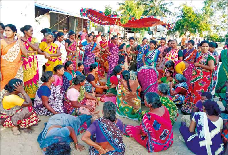 புயலில் சிக்கி மாயமான நாகை மீனவர்களின் கதி என்ன? 2-வது நாளாக மீனவ கிராமத்தில் உறவினர்கள் சோகம்