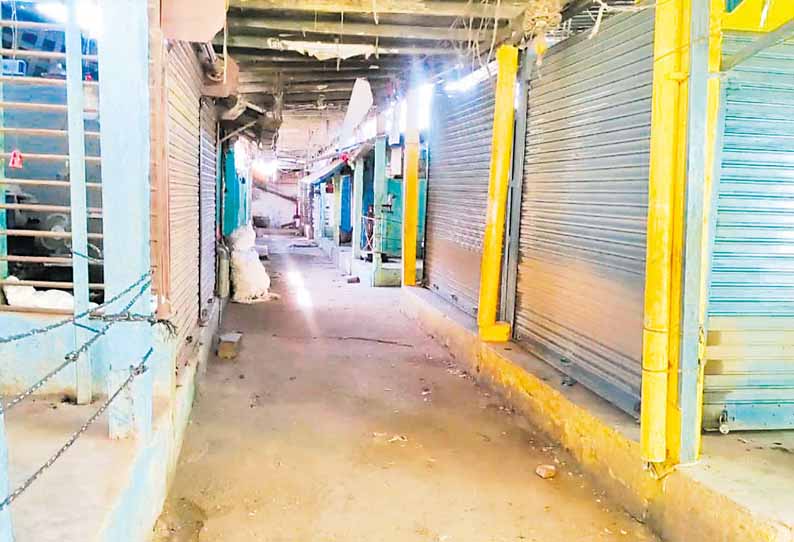 தொற்று ஏற்படாமல் தடுக்க இடமாற்றம் செய்ய முடிவு: வியாபாரிகள் எதிர்ப்பு தெரிவித்து காய்கறி சந்தையை மூடினர் தொற்று ஏற்படாமல் தடுக்க இடமாற்றம் செய்ய முடிவு: வியாபாரிகள் எதிர்ப்பு தெரிவித்து காய்கறி சந்தையை மூடினர்
