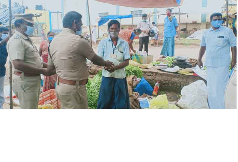 கம்பத்தில் உழவர் சந்தை வியாபாரிகளுக்கு மூலிகை தேநீர் போலீசார் வழங்கினர்