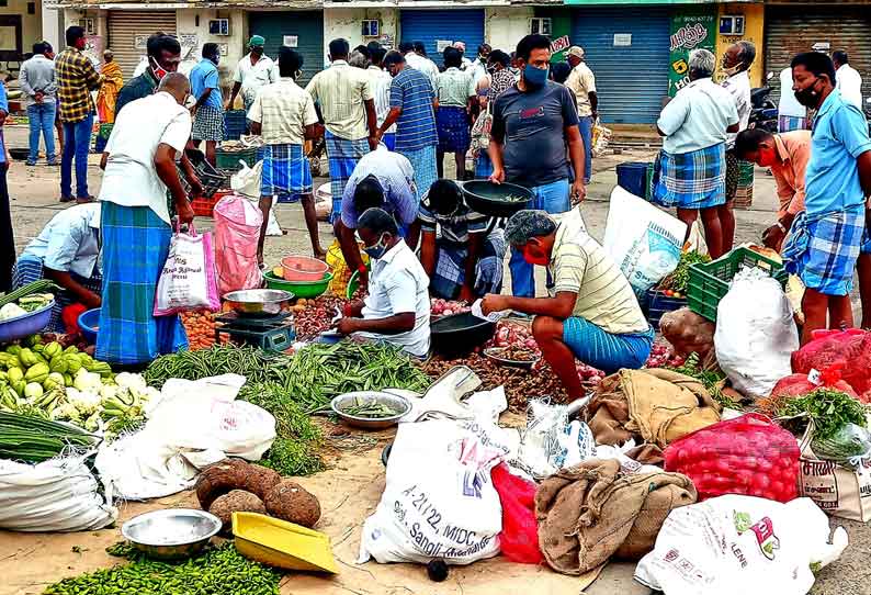 கணியூரில் சாலையோரம் இயங்கி வந்த காய்கறி கடைகள் பஸ் நிலையத்திற்கு மாற்றம்