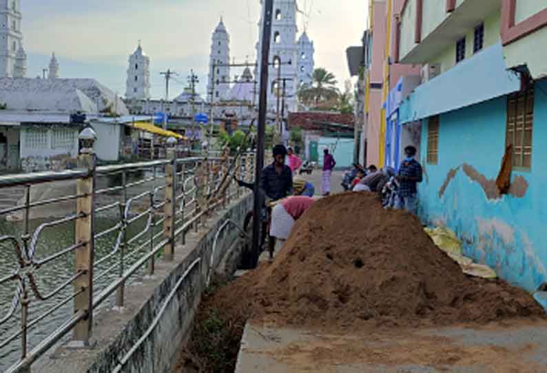 குளத்தின் சுற்றுச்சுவர் மீண்டும் உள்வாங்கியது