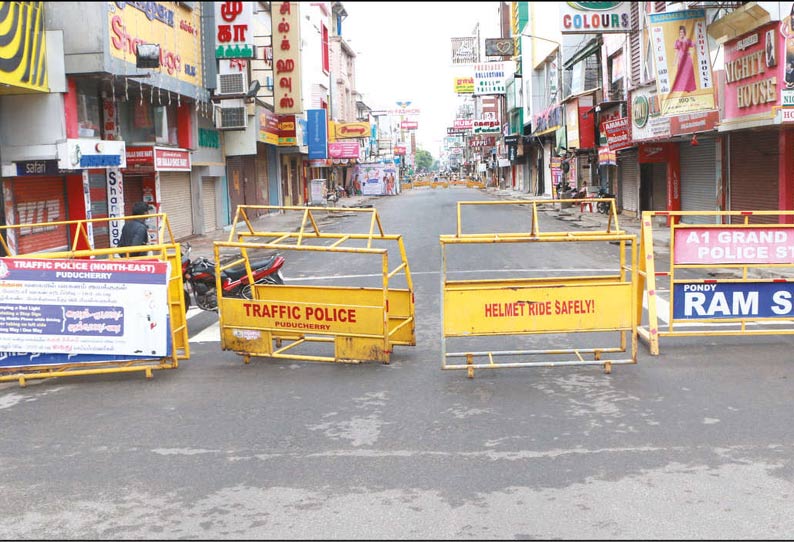 கூட்ட நெரிசலை தடுக்க பெரிய மார்க்கெட்டை சுற்றியுள்ள வீதிகளில் தடுப்புகள் அமைப்பு