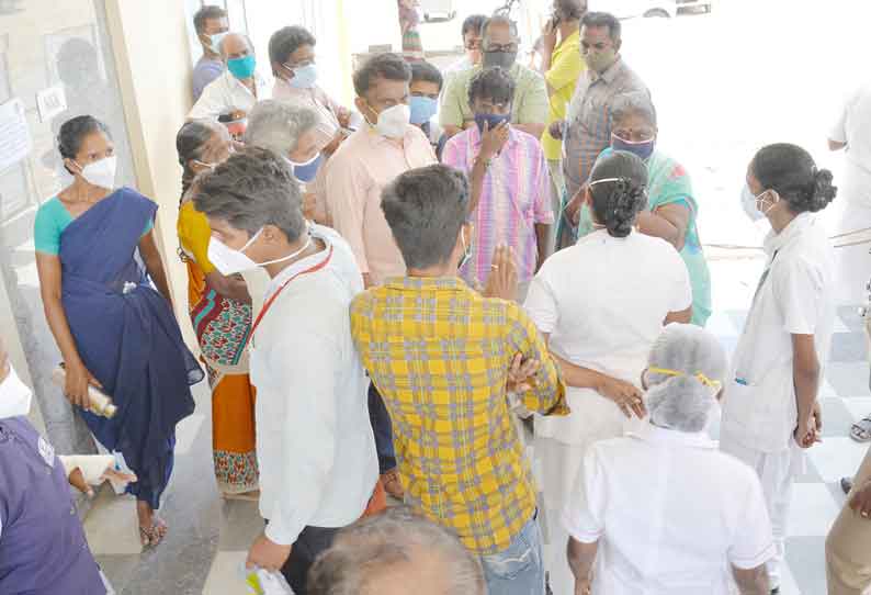 திருப்பூர் அரசு மருத்துவமனையில் ஊழியர்களுடன் பொதுமக்கள் வாக்குவாதத்தில் ஈடுபட்டனர். பாரபட்சமாக தடுப்பூசி செலுத்துவதாக குற்றம் சாட்டினர்.