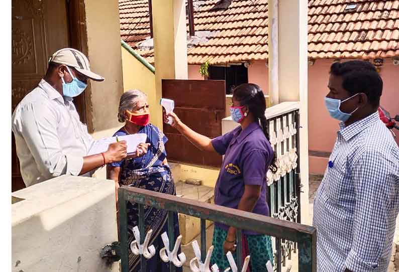 உடுமலை நகராட்சி பகுதி பொதுமக்களுக்கு சளி, இருமல், காய்ச்சல் உள்ளதா  என்று வீடு, வீடாக சென்று கணக்கெடுக்கும் பணி தொடங்கியது.