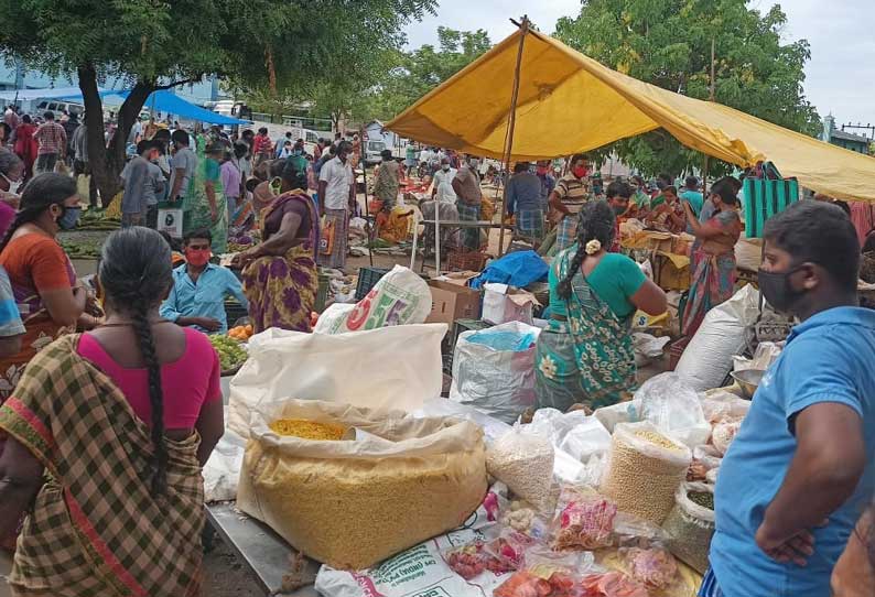 குருசாமிபாளையம் வாரச்சந்தையில் சமூக இடைவெளியின்றி குவிந்த பொதுமக்கள்