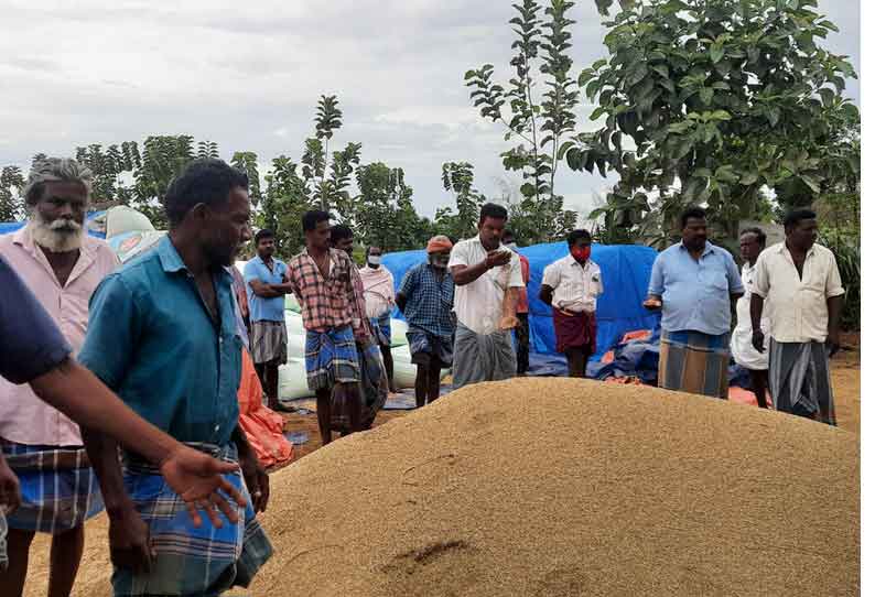 நேரடி நெல் கொள்முதல் நிலையத்தில் விவசாயிகள் முற்றுகை போராட்டம்