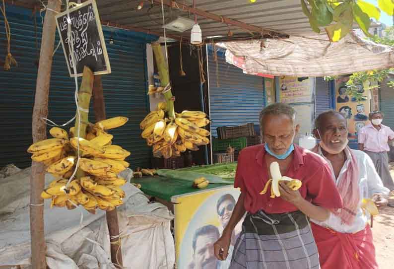 கோவில்பட்டியில் ஊரடங்கால் ஆதரவற்றோருக்கு வாழைப்பழம் வழங்கும் பழக்கடைக்காரர்