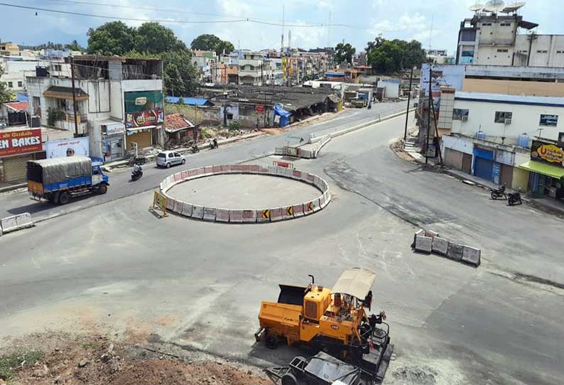 முக்கிய சாலை சந்திப்புகளில் ரவுண்டானா அமைக்கும் பணி தீவிரம்