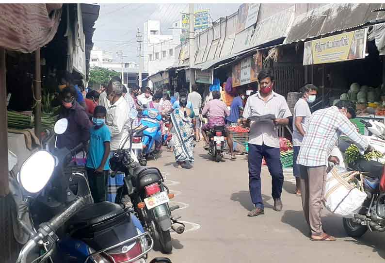 காங்கேயத்தில் அத்தியாவசிய பொருட்கள்  வாங்க குவிந்த மக்கள்