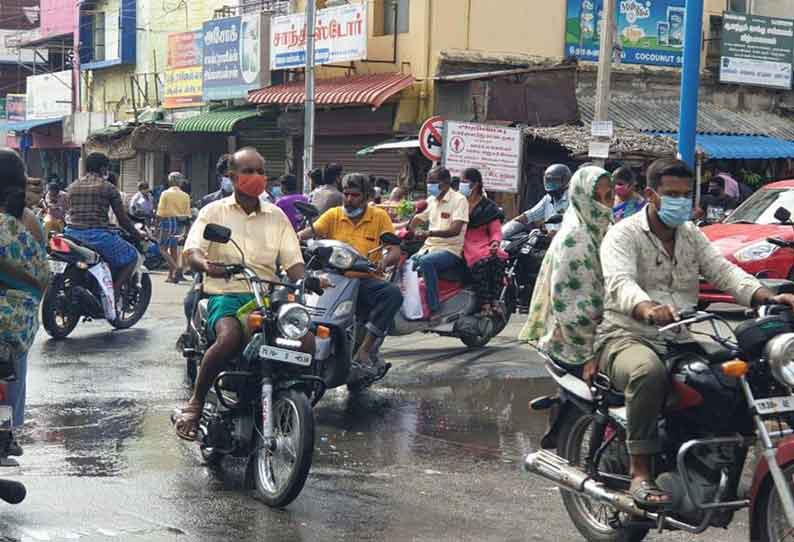 தாராபுரத்தில் இருசக்கர வாகன ஓட்டிகளால் போக்குவரத்து நெரிசல்