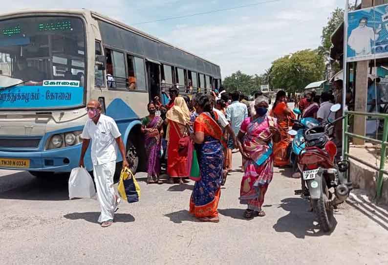 நேற்று ஒரு நாள் முழு ஊரடங்கு தளர்த்தப்பட்டு பஸ்கள் ஓடும், கடைகளை திறக்க அனுமதி வழங்கப்படுகிறது என்று அரசு அறிவித்திருந்ததை  தொடர்ந்து உடுமலையில் நேற்று பொதுமக்கள் கூட்டம் அதிகமாக இருந்தது.போக்குவரத்து நெரிசல் ஏற்பட்டது.