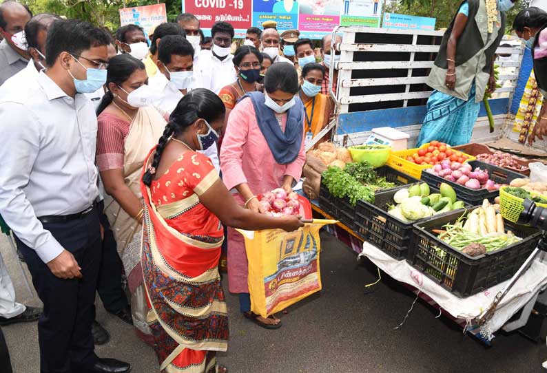 தூத்துக்குடியில்  நடமாடும் காய்கறி அங்காடி கனிமொழி எம்.பி தொடங்கி வைத்தார்