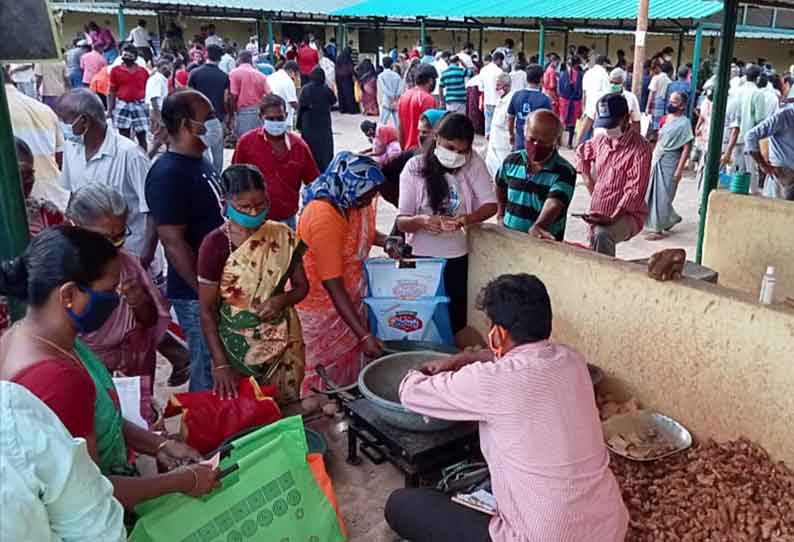 உடுமலை உழவர் சந்தையில் காய்கறிகள் வாங்குவதற்கு வந்த பொதுமக்கள் கூட்டம் 2 மடங்கானதால் 29 டன் காய்கறிகள் 2 மணி நேரத்தில் விற்று தீர்ந்தன.