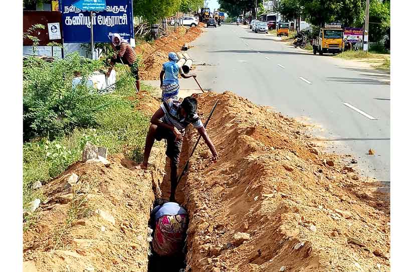 மடத்துக்குளம் அருகே  குடிநீர் குழாய் பதிக்கும் பணி மும்முரம்