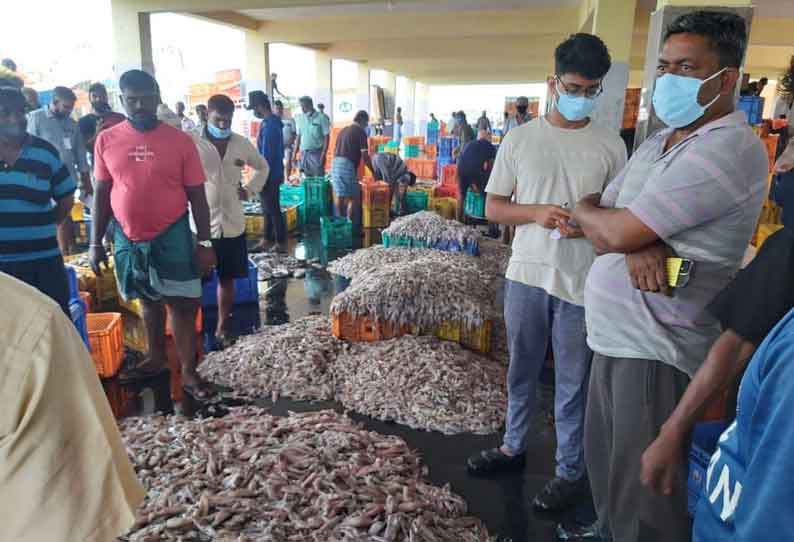 மீன்கள் வாங்க குளச்சல் துறைமுகத்தில் குவிந்த மக்கள்