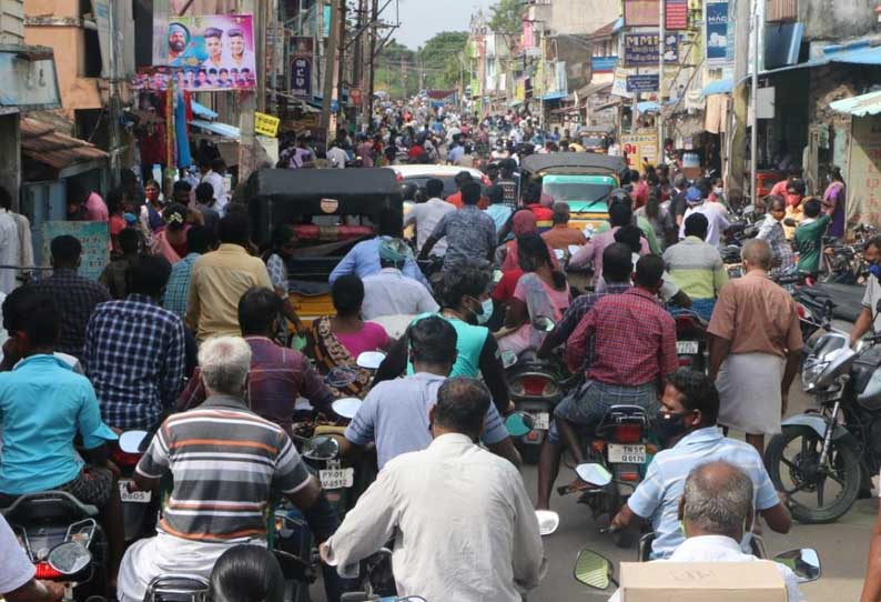 இன்று முதல் முழு ஊரடங்கு எதிரொலி: கடைகளில் பொருட்கள் வாங்க குவிந்த மக்கள் தனிமனித இடைவெளியை பின்பற்றாமல் போட்டி போட்டு வாங்கிச் சென்றனர்