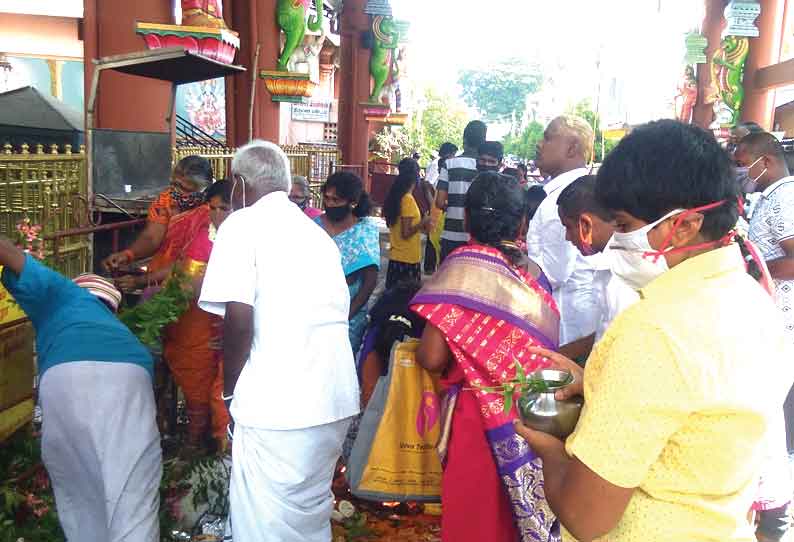 கரூர் மாரியம்மன் கோவில் சித்திரை திருவிழா ரத்து; பக்தர்கள் மொட்டை அடித்து நேர்த்திக்கடன்