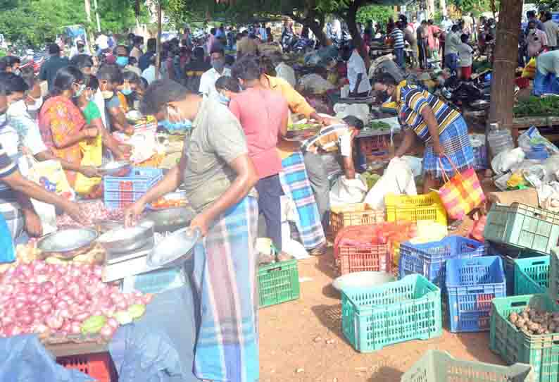 கடைவீதிகளில் காய்கறி, மளிகை பொருட்கள் வாங்க அலைமோதிய பொதுமக்கள்