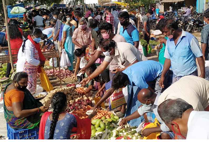 பெரம்பலூரில் உள்ள அனைத்து கடைகளிலும் கூட்டம்