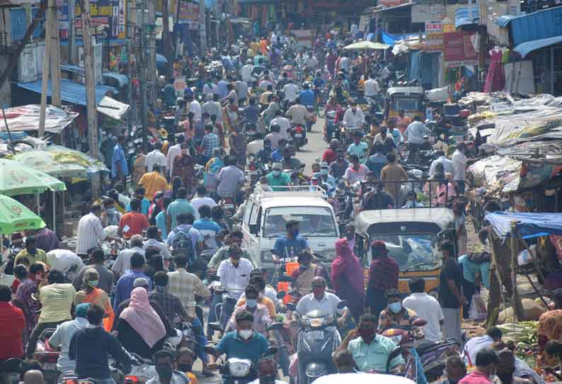 முழு ஊரடங்கு அறிவிப்பு: கிருஷ்ணகிரி மாவட்டத்தில் கடைவீதிகளில் பொருட்கள் வாங்க குவிந்த பொதுமக்கள்