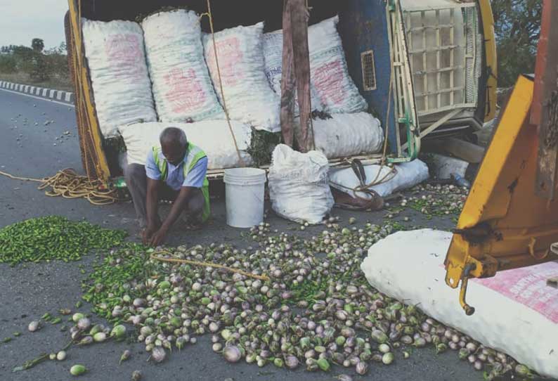 சென்னைக்கு காய்கறிகள் ஏற்றிச் சென்ற மினி லாரி கவிழ்ந்தது