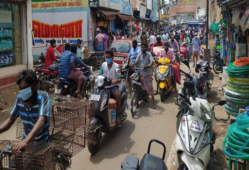 இன்று முதல் தளர்வில்லாத முழு ஊரடங்கு; தென்காசியில் கடைகளில் குவிந்த பொதுமக்கள்