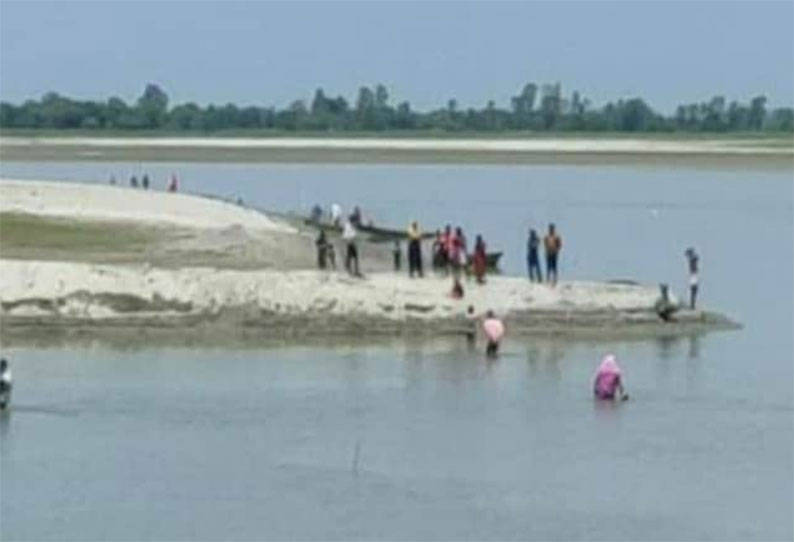 Villagers jump into river in UP's Barabanki to escape Covid vaccination ||  கொரோனா தடுப்பூசிக்கு பயந்து ஆற்றில் குதித்த கிராம மக்கள்