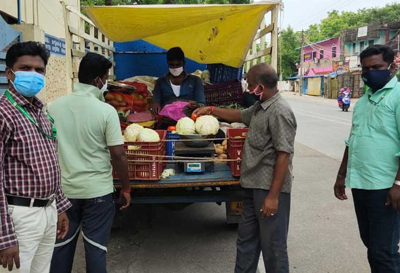 574 நடமாடும் வாகனங்கள் மூலம் காய்கறி, பழ வகைகள் விற்பனை