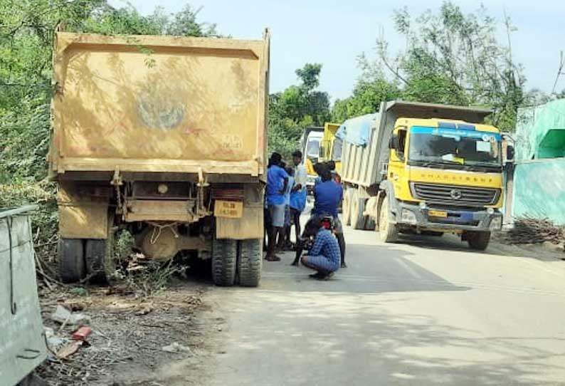 சுண்ணாம்புக்கல் சுரங்கத்திற்கு சென்ற லாரிகளை சிறைபிடித்த பொதுக்கள்