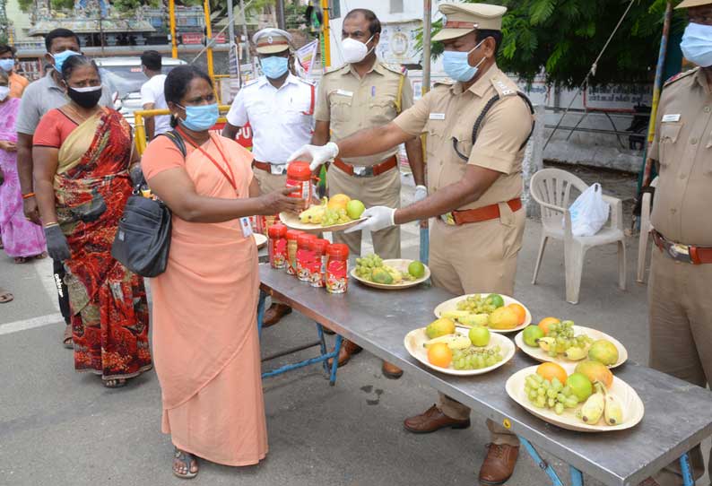 திருப்பூரில் முன்கள பணியாளர்களுக்கு பழ வகைகள் போலீஸ் உதவி கமிஷனர் வழங்கினார்