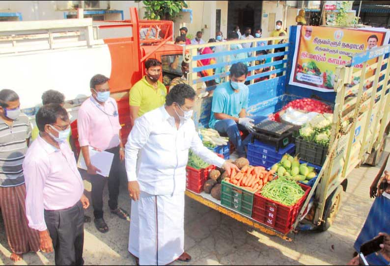 திருவள்ளூர் சுற்றுவட்டாரப் பகுதிகளில் நடமாடும் வாகனங்களில் காய்கறி, பழங்கள் கூடுதல் விலைக்கு விற்றால் உரிமம் ரத்து