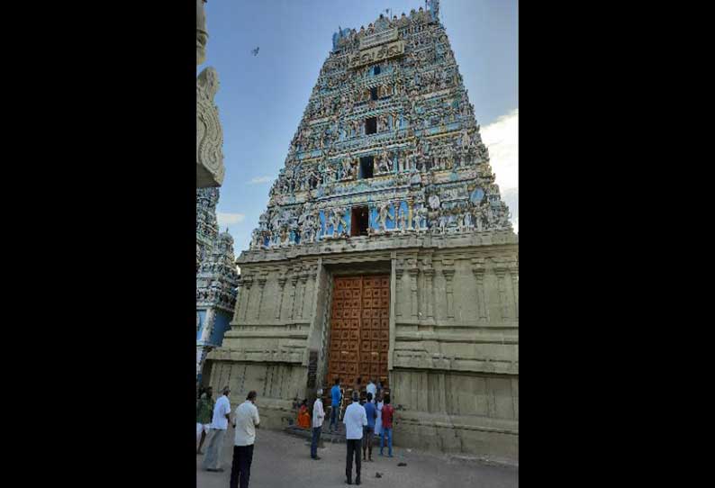 கோவில்பட்டியில்  பக்தர்கள் கோவில் முன்பு தரிசனம்