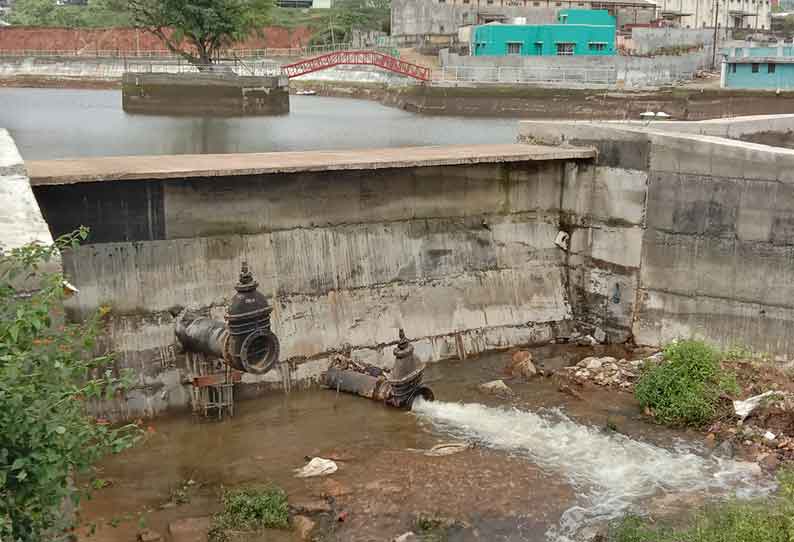 சுத்தம் செய்வதற்காக படகு இல்லத்தில் தண்ணீர் வெளியேற்றம்