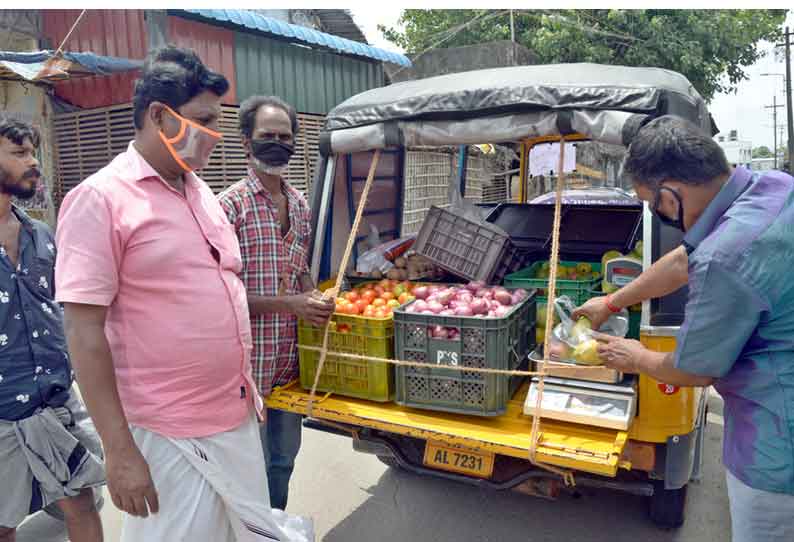 ஊரடங்கு காரணமாக காய்கறி வியாபாரம் செய்யும் ஆட்டோ டிரைவர்