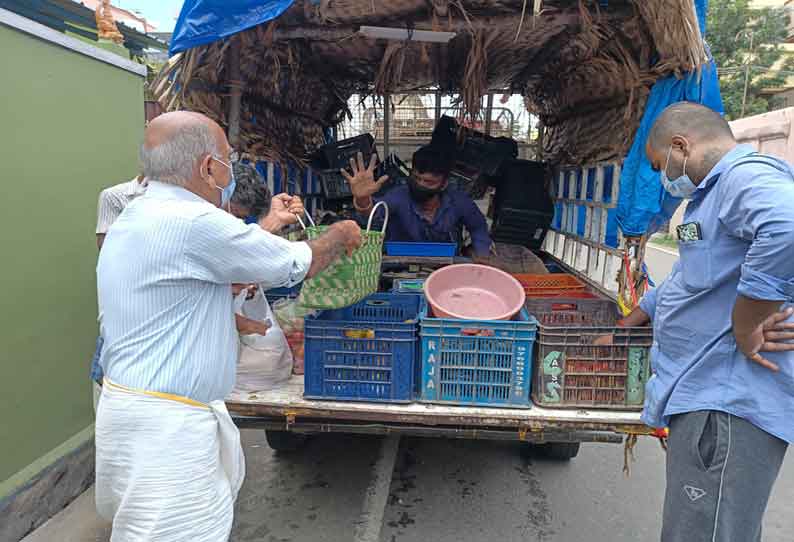 தென்காசியில்  27 வாகனங்கள் மூலம் காய்கறிகள் விற்பனை  பொதுமக்கள் ஆர்வத்துடன் வாங்கிச் சென்றனர்