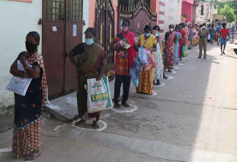 ரேஷன் கடைகளில் அலைமோதிய மக்கள் கூட்டம்  சமூக இடைவெளி கடைபிடித்து பொருட்களை வாங்கிச் சென்றனர்