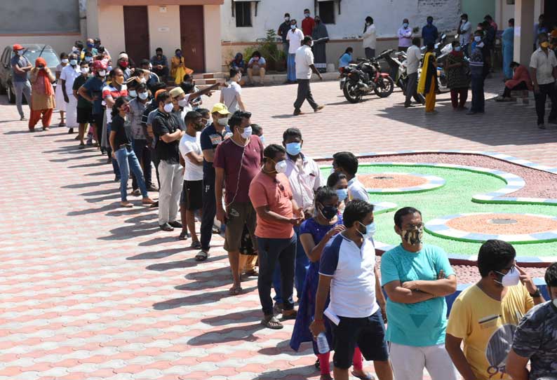 சேலம் குமாரசாமிப்பட்டி ஆரம்ப சுகாதார நிலையத்தில் தடுப்பூசி போட நீண்ட வரிசையில் காத்திருந்த மக்கள்