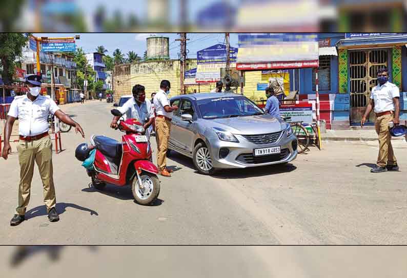 கொரோனாவை தடுக்கும் வகையில் மயிலாடுதுைறயில், சாலைகளில் தடுப்புகள் அமைத்து வாகன தணிக்கையில் ஈடுபட்ட போலீசார்