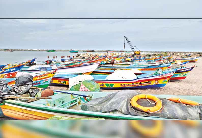 கொரோனா ஊரடங்கால் நாட்டு படகு மீனவர்கள் கடலுக்கு செல்லாததால் பல லட்சம் வர்த்தகம் பாதிப்பு