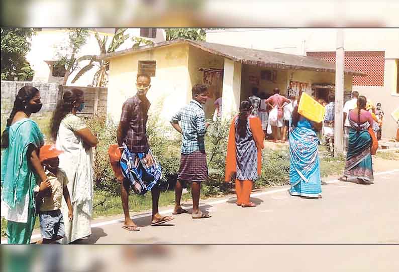 முழு ஊரடங்கில் பொதுமக்கள் நலன் கருதி விழுப்புரம் மாவட்டத்தில் ரேஷன் கடைகள் திறப்பு - சமூக இடைவெளியை பின்பற்றி பொருட்களை வாங்கிச்சென்றனர்