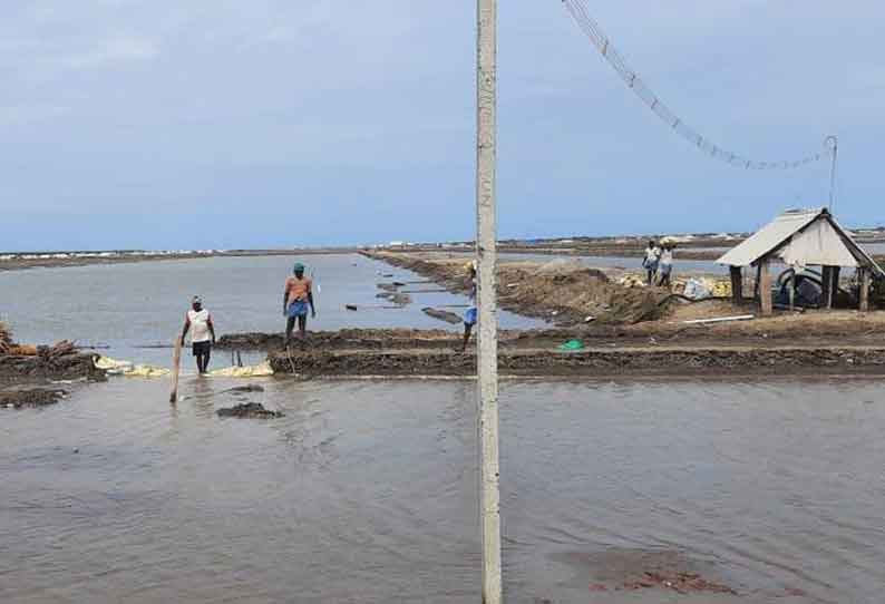 வேதாரண்யம் பகுதியில், 2-வது நாளாக சூறைக்காற்று உப்பளங்களில் கடல் நீர் புகுந்தது