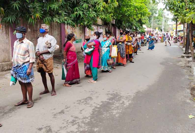 காய்கறி வாங்க நீண்ட வரிசையில் காத்திருந்த பொதுமக்கள்