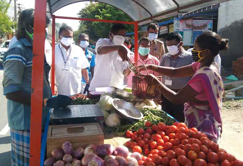 அந்தியூர், சத்தியில் நடமாடும் வாகனங்களில் காய்கறிகள் விற்பனை