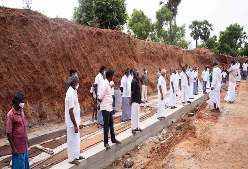 கான்கிரீட் தளம் அமைக்கும் பணிக்கு எதிர்ப்பு தெரிவித்து கீழ்பவானி வாய்க்காலில் இறங்கி போராட்டம் நடத்திய விவசாயிகள்; காஞ்சிக்கோவில் அருகே பரபரப்பு