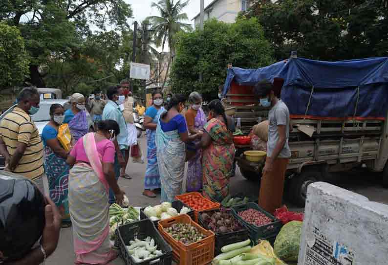 ஒரே இடத்தில் நின்று காய்கறி விற்பனை செய்யும் வண்டிகள்; பொதுமக்கள் கூடுவதால் கொரோனா பரவும் அபாயம்