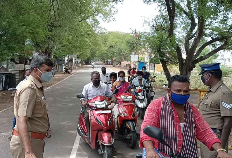 கெங்கவல்லியில் வாகன சோதனையில் ஈடுபட்ட போலீசார்