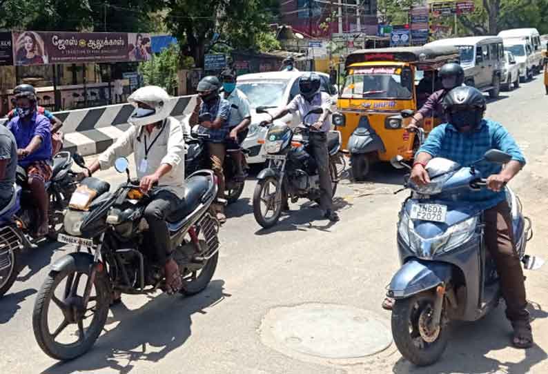 போக்குவரத்து நெரிசலை உருவாக்கிய போலீசார்